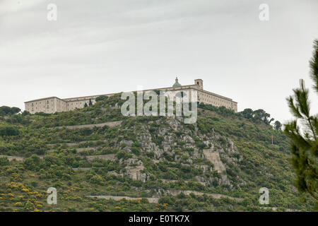 Cassino, Italia. Il 19 maggio 2014. Il settantesimo anniversario della fine delle battaglie di Cassino , il monastero ricostruita visto dal Commonwealth War Cemetery a Cassino, Italia. Foto Stock