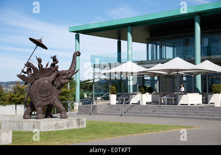 Elephant Hill Winery & station wagon in Hawkes Bay regione della Nuova Zelanda vita dimensioni elefante e piloti si erge nel parco Foto Stock