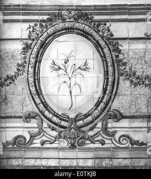 L'Igreja de Nossa Senhora do Rosário dos Pretos a Salvador, Brasile, è rinomata per i suoi azulejos portoghesi, catturati da João Miguel dos Santos Simões. La chiesa riflette la ricca storia coloniale e il patrimonio culturale del Brasile, con intricate lavorazioni di piastrelle in rilievo in tutto l'edificio. Foto Stock