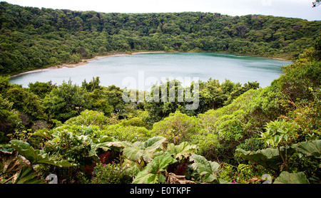 Lagos Botos è una foresta frange Lago Smeraldo che riempie un cratere spento vicino all'attivo vulcano Poas in Costa Rica centrale Foto Stock