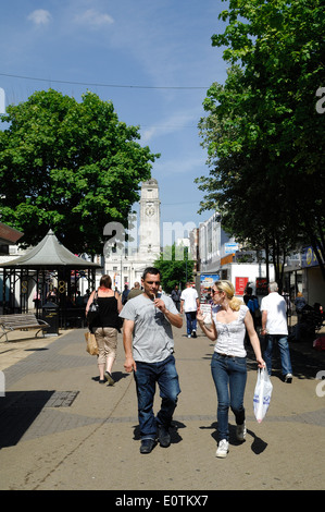 Luton town center che mostra i negozi & Pedoni Foto Stock