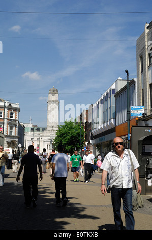 Luton town center che mostra i negozi & Pedoni Foto Stock