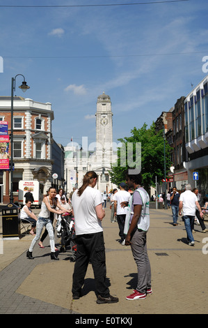 Luton town center che mostra i negozi & Pedoni Foto Stock