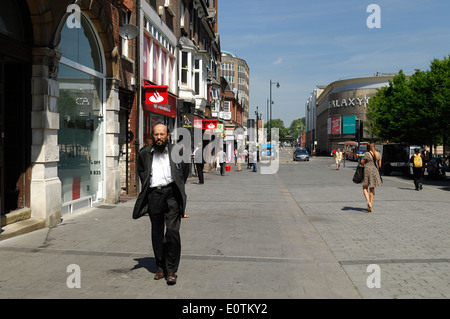 Luton town center che mostra i negozi & Pedoni Foto Stock