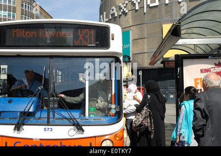 Persone di salire a bordo di un bus bound per Milton Keynes in Luton Foto Stock