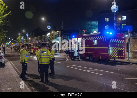 Londra, Regno Unito. Il 20 maggio 2014. Metropolitan poliziotti sostare vicino a Londra Vigili del Fuoco unità di comando presso le Scuderie mercato di Camden, Londra. Incendio scoppiato presso i mercati storici e il London Vigili del fuoco è stato chiamato a 1957BST, il fuoco era sotto controllo a 2250BST. Credito: Peter Manning/Alamy Live News Foto Stock