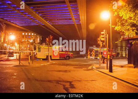 Londra, Regno Unito. Il 20 maggio 2014. Due motori Fire vicino all'ingresso al maneggio mercato di Camden, Londra. Incendio scoppiato presso i mercati storici e il London Vigili del fuoco è stato chiamato a 1957BST, il fuoco era sotto controllo a 2250BST. Credito: Peter Manning/Alamy Live News Foto Stock