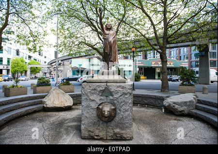 Una statua del Capo Seattle sorge al centro del luogo Tilikum plaza a Seattle. Foto Stock