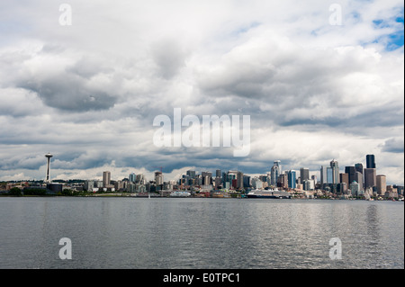 Una vista della skyline di Seattle visto da Elliott Bay. Foto Stock