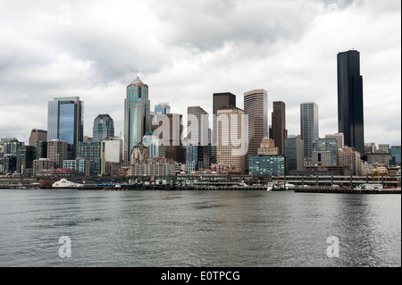 Un nuvoloso vista sullo skyline di Seattle visto da Elliott Bay. Foto Stock