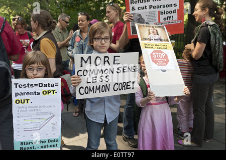 Dimostrazione di NYC scuola pubblica i genitori, gli insegnanti e gli studenti contro le scuole Charter a City Hall Park in Manhattan, 2014. Foto Stock