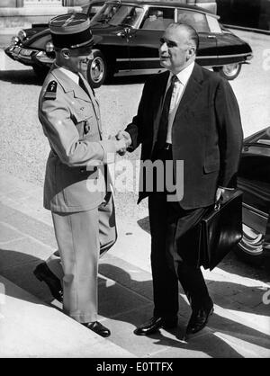 Presidente Georges Pompidou ha salutato da un soldato Foto Stock