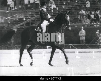 Sett. 09, 1960 - Giochi Olimpici di Roma. Il Grand Prix de dressage. Keystone foto mostra: Patricia Galvin (USA), visto ieri, durante la fase di qualificazione per i Giochi Olimpici evento equestre, il Grand Prix de dressage. Foto Stock