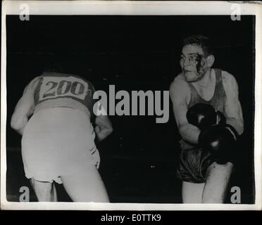 Sett. 09, 1960 - Il 1960 in occasione dei Giochi Olimpici di Roma. Peso mosca contest ( Boxe terza serie ): mostra fotografica di P. Curcetti, dell'Italia, soffre con un male tagliata occhio durante il suo peso mosca contest ( terza serie ) contro A. Elguindi, della Repubblica araba unita Elguindi ha vinto il concorso su punti e dovrà inserire i quarti di finale. Foto Stock