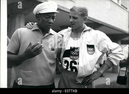 09 settembre 1960 - Champions - passato e presente. Jesse Owens e Armin Hary.: L'atleta di fama mondiale Jesse Owens che ora si trova a Roma con i membri della squadra americana - doveva essere visto questa mattina al Villaggio Olimpico dove ha parlato con Armin Hary il velocista tedesco che ieri ha vinto la medaglia d'oro per aver vinto la corsa di 100 metri - nel 10,2 che eguaglia il suo record olimpico del 10,2 - fissato in una manche la giornata precedente. La foto mostra Jesse Owens e Armin Hary - quando me sono nel villaggio questa mattina. Foto Stock