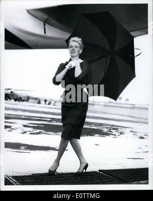 Sett. 09, 1960 - New York dall'Aeroporto Internazionale di New York. Songbird Rosemary Clooney, aggiunge il solo luogo soleggiato al nostro uragano inghiottito città all'arrivo via TWA superjet da Los Angeles. Lei è qui per apparire al Waldorf. Foto Stock