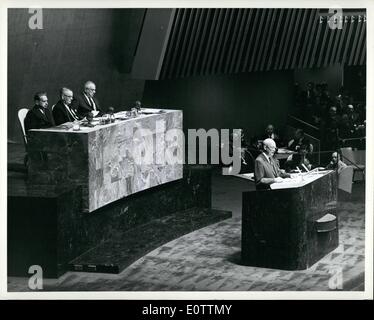 09 settembre 1960 - inizia l'Assemblea Generale delle Nazioni Unite Debats: L'Assemblea Generale, che ha aperto la quindicesima sessione regolare all'inizio di questa settimana, ha iniziato il dibattito oggi. Un numero senza precedenti di alti funzionari partecipa a questa sessione che ha davanti a essa un programma provvisorio di 87 punti, il più lungo della sua storia. Qui, al rostro dell'oratore che si rivolge questa mattina alla riunione plenaria dell'Assemblea, è stato visto il presidente Dwight D. Eisenhower, degli Stati Uniti. Dietro di lui, seduti al rostro presidenziale sono (sinistra e destra): Segretario generale dell'ONU Dag haarskjold; Frederick H. Foto Stock