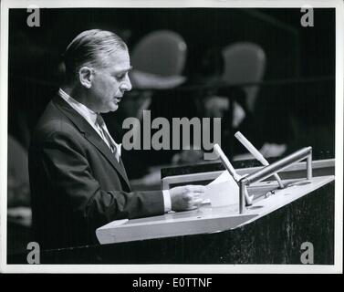 Sett. 09, 1960 - 13 Stati africani e Cipro ammesso all ONU: come uno dei primi atti, XV sessione ordinaria dell'Assemblea generale delle Nazioni Unite, che si è aperta a New York oggi, all'unanimità ammesso 14 nuovi membri di appartenenza alle Nazioni Unite. Questo porta il numero totale degli Stati membri delle Nazioni Unite a 96, quasi il doppio del suo originale di appartenenza. Qui, il dottor Vasco Vieirs Garin, Rappresentante permanente del Portogallo alle Nazioni Unite, si è visto all'altoparlante il rostro come egli ha accolto con favore la recente stati ammessi alle Nazioni Unite. Foto Stock