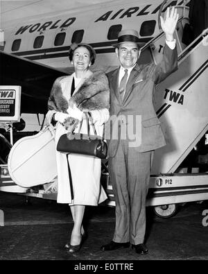 Governatore Thomas E. Dewey e sua moglie prima di partire per Parigi Foto Stock
