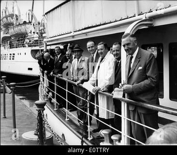 Imprenditore Henry Ford II su una barca con gli amici Foto Stock