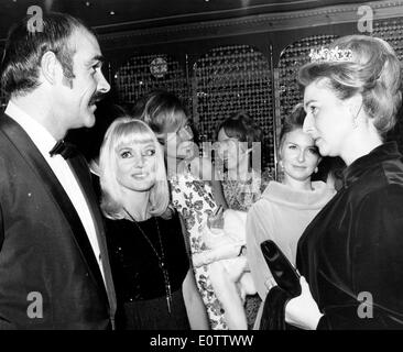 Attore Sean Connery in un partito con la moglie Diane Cilento Foto Stock