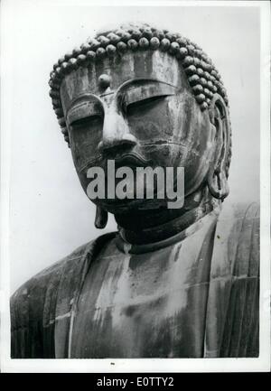 Sett. 09, 1960 - enorme Buddha giapponese crepe.. Riparazioni a un tesoro nazionale - vicino a Tokyo. Il grande Daibutsu di Kamakura, vicino Foto Stock