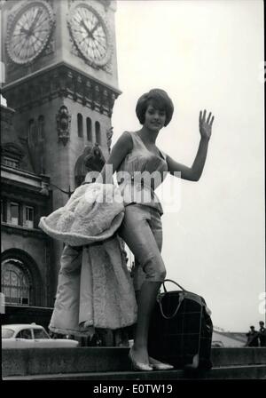 Sett. 14, 1960 - Il giovane italiano comico Sylvia Sorente è stato appena nominato la ragazza più bella del mondo a Venezia da una giuria composta da giocare ragazzi e presieduta dal principe Philippe Orsini. Silvia Sorente arrivato a Parigi questa mattina al film Louis Felix's movie ''Play Boys'' dove si incontrerà con il Principe Orsini, Louis Francois-Poncet, nonché professional comici come Beatrice Altariba, Jacques Richard, e Michel Berbey. Immagine: Silvia Sorente a Stazione di Lyon. Foto Stock