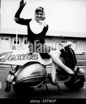 L'attrice Angie Dickinson in sella a una moto Foto Stock