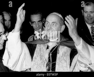 Papa Paolo Vl dicendo una preghiera Foto Stock