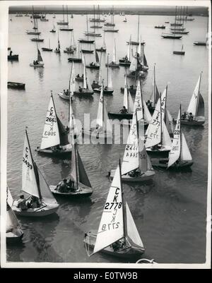 Agosto 08, 1960 - Cadet settimana sul fiume Crouch a Burnham: vi è stata una forte sfida da oltreoceano a Cadet annuale settimana sul fiume Crouch a Burnham. La foto mostra una vista generale di partenza di una delle gare in cui i concorrenti provenienti dalla Francia, Polonia, Belgio Germania, Trieste e la Gran Bretagna hanno preso parte. La gara è stata vinta da una coppia inglese Charles e Timoteo balla. Foto Stock