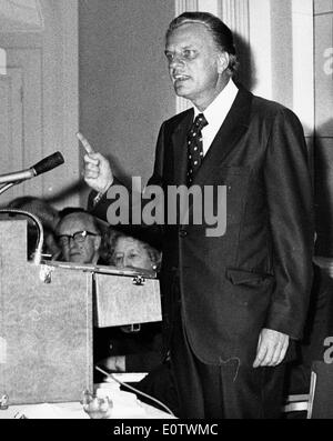 Il reverendo Billy Graham conduce un sermone Foto Stock