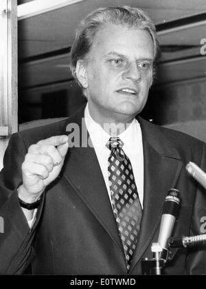 Il reverendo Billy Graham conduce un sermone Foto Stock