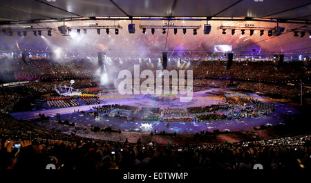 Fuochi d'artificio allo Stadio Olimpico durante la cerimonia di apertura del London 2012 Giochi Paralimpici di Londra, Gran Bretagna, 29 agosto 2012. Il London 2012 Giochi Paralimpici corrono attraverso la cerimonia di chiusura il 09 settembre. Foto Stock