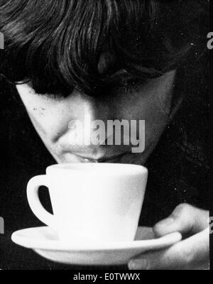 Beatle chitarrista George Harrison il raffreddamento la sua tazza di caffè Foto Stock