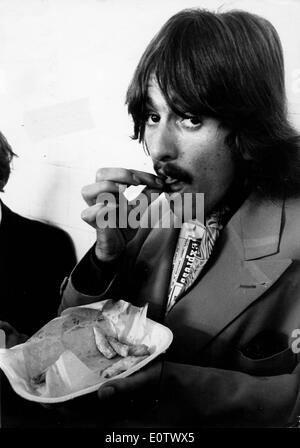 Beatle George Harrison gode di un pasto Foto Stock