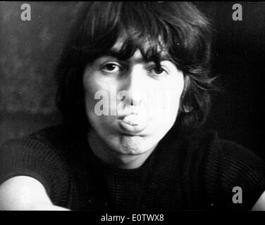 Close-up di Beatle George Harrison con la lingua di fuori Foto Stock