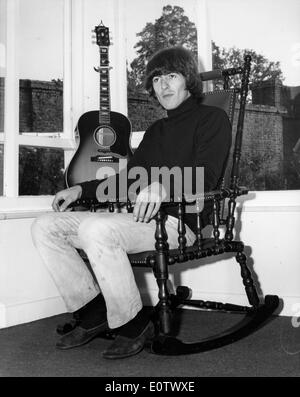 Beatle George Harrison si rilassa in sedia a dondolo Foto Stock