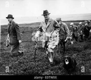 Harold Macmillan a piedi il suo cane in un campo Foto Stock