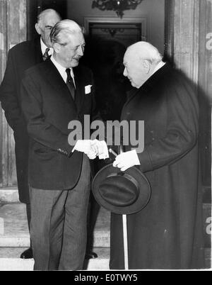 Harold Macmillan scuote Sir Winston Churchill mano Foto Stock