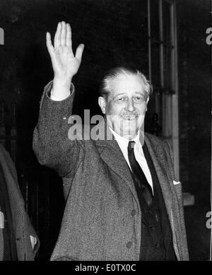 Il primo ministro Harold Macmillan onde Foto Stock