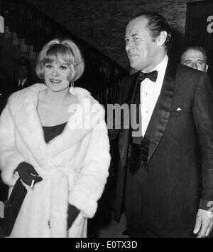 Attori Rex Harrison e Rachel Roberts arriva a caso Foto Stock