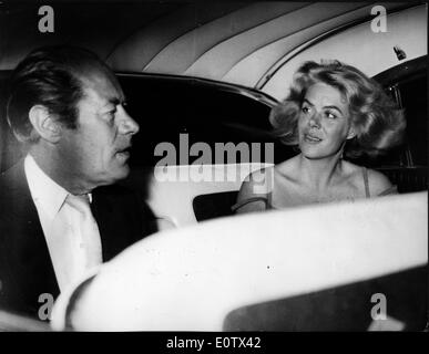 Attore Rex Harrison in auto con la moglie Rachel Roberts Foto Stock