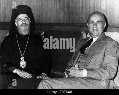 L Arcivescovo Makarios III visite Konstantinos Karamanlis Foto Stock