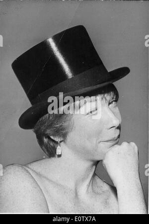 Ritratto di attrice Shirley MacLaine la modellazione di un cappello Foto Stock