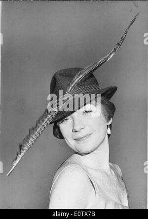 Ritratto di attrice Shirley MacLaine la modellazione di un cappello Foto Stock