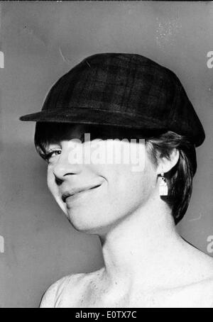 Ritratto di attrice Shirley MacLaine la modellazione di un cappello Foto Stock
