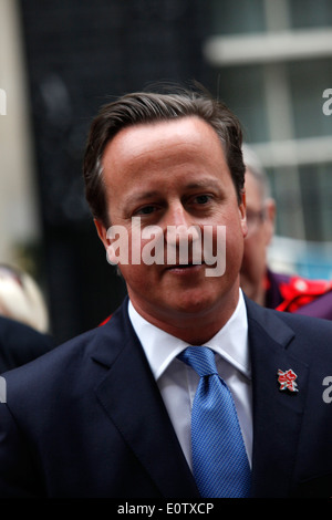 Primo Ministro britannico David Cameron saluta Gamesmakers olimpico a Downing Street il 10 settembre 2012 a Londra, Inghilterra. Una sfilata di Olimpici e Paralimpici Team GB atleti si terrà a Cental London oggi in esecuzione dalla Mansion House attraverso al Queen Victoria Memorial sul Mall, per contrassegnare il loro successo durante il periodo estivo di eventi. Foto Stock