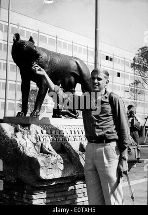 Sprinter Armin Hary con una statua a Londra Foto Stock