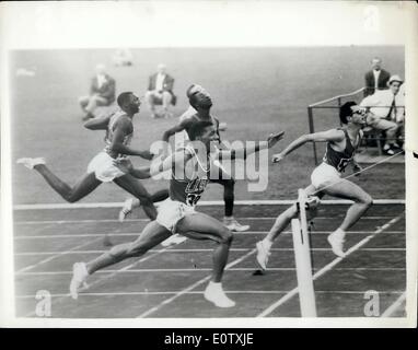 Sett. 04, 1960 - Giochi Olimpici di Roma. L'italiano vince 200 metri finali. La foto mostra: la finale di uomini a 200 metri di evento è stato vinto ieri a Roma (sabato), da L. Berruti, dell'Italia, con L.Carney, di U.S.A. secondo e un .Seye, della Francia, terzo. Foto Stock