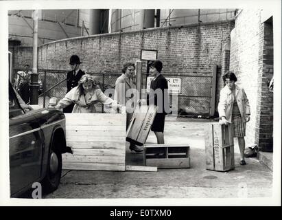 Sett. 08, 1960 - ragazza percussori sul dovere di picchetto. 18 anni di Linda James, di trasporto e di Unione generale dei lavoratori, Londra è il più belle shop steward, e colpire il leader del 12 ragazza macchinisti da una fabbrica di metallo in Kennington, Londra, che ha camminato fuori il martedì dopo una domanda per una 42 ore alla settimana era stata rifiutata. Questa mattina le ragazze erano sul dovere di picchetto vicino alla fabbrica. La foto mostra: le ragazze si vede la rimozione di una barricata di scatole che avevano messo fino alle porte della fabbrica, dopo essere stato istruito dalla polizia di portarlo giù. Foto Stock